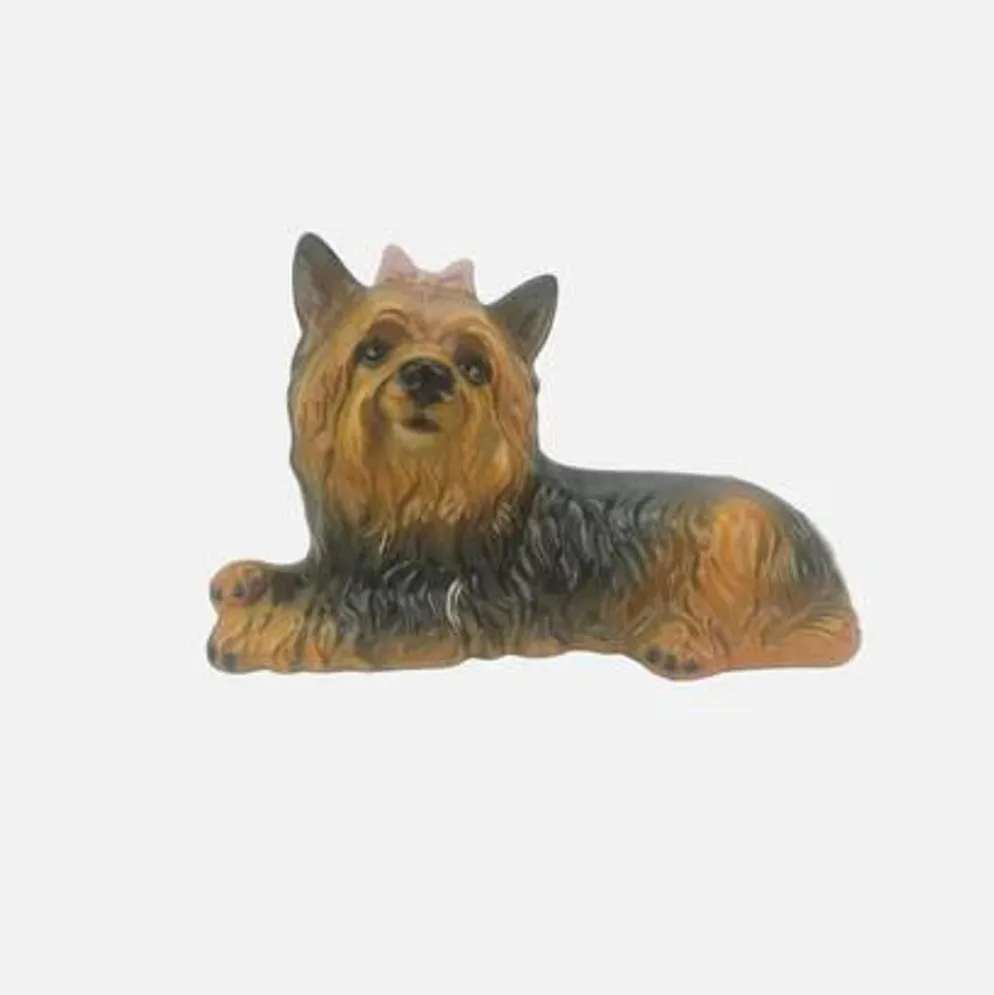 Chien Yorkshire allongé en céramique signé made in Italy