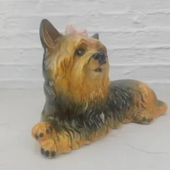 Chien Yorkshire allongé en céramique signé made in Italy