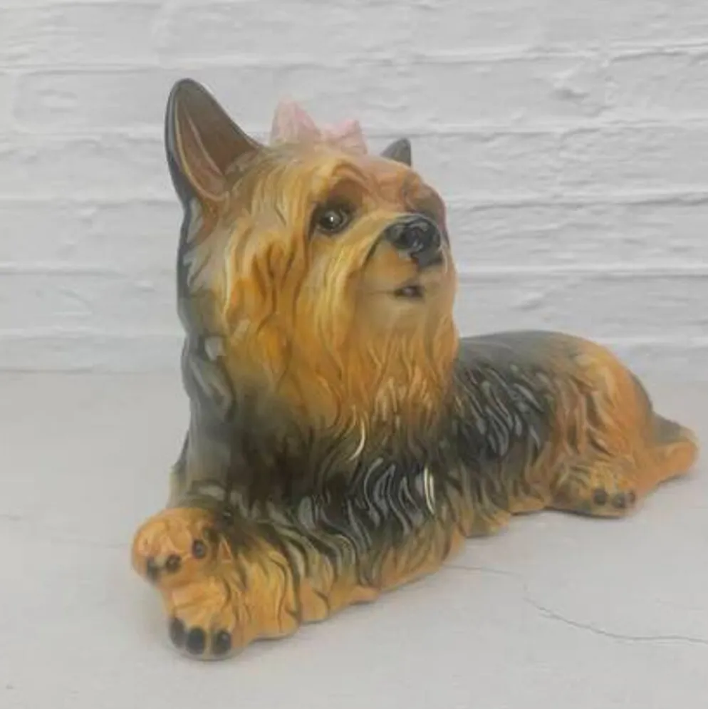 Chien Yorkshire allongé en céramique signé made in Italy