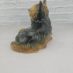 Chien Yorkshire allongé en céramique signé made in Italy
