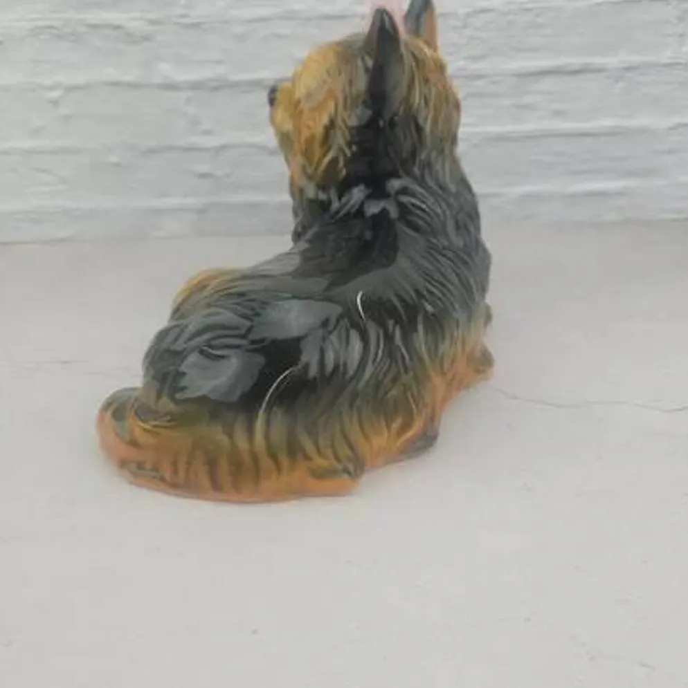 Chien Yorkshire allongé en céramique signé made in Italy
