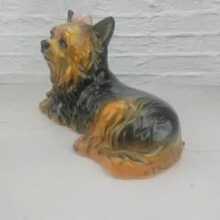 Chien Yorkshire allongé en céramique signé made in Italy