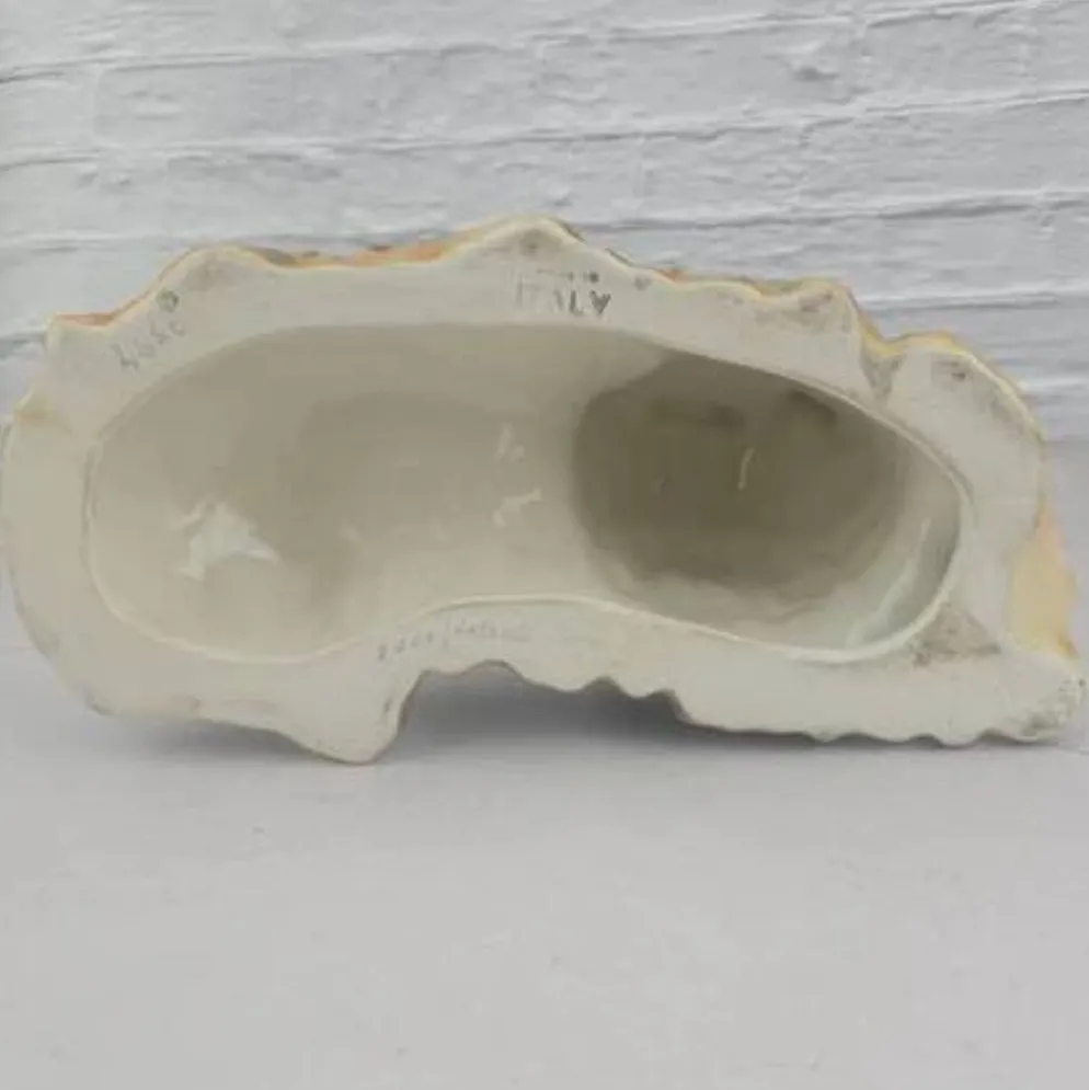 Chien Yorkshire allongé en céramique signé made in Italy