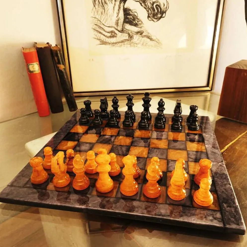 Échiquier de luxe vintage des années 1970 en véritable albâtre de Volterra - Agate noire et ambre - Fabriqué en Italie
