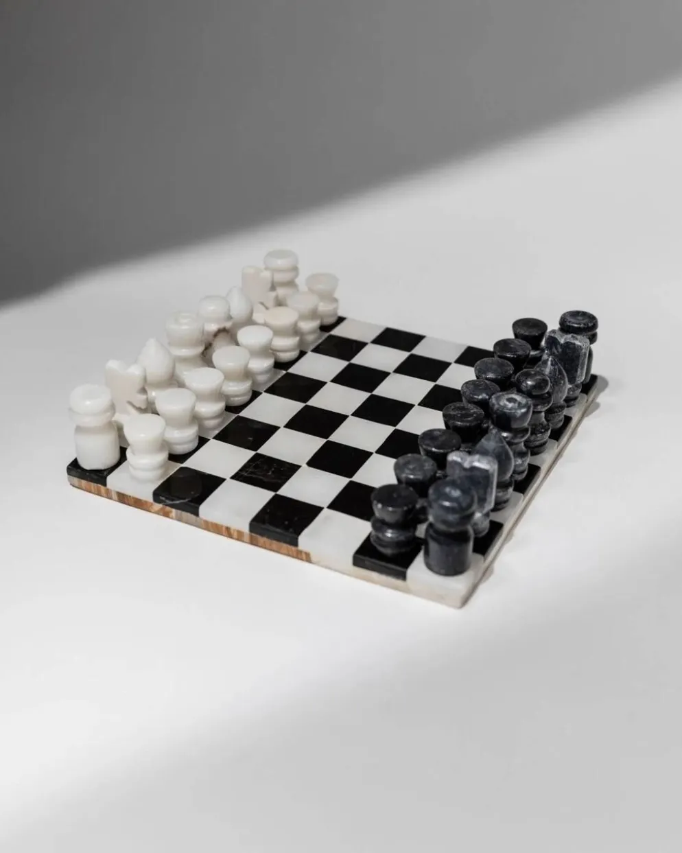 Échiquier en marbre noir et blanc vintage avec des pièces en marbre assorties, design italien des années 1960, pièce maîtresse sculpturale.