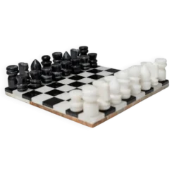 Échiquier en marbre noir et blanc vintage avec des pièces en marbre assorties, design italien des années 1960, pièce maîtresse sculpturale.