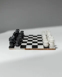 Échiquier en marbre noir et blanc vintage avec des pièces en marbre assorties, design italien des années 1960, pièce maîtresse sculpturale.