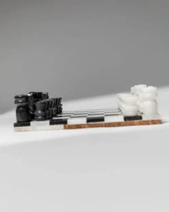Échiquier en marbre noir et blanc vintage avec des pièces en marbre assorties, design italien des années 1960, pièce maîtresse sculpturale.