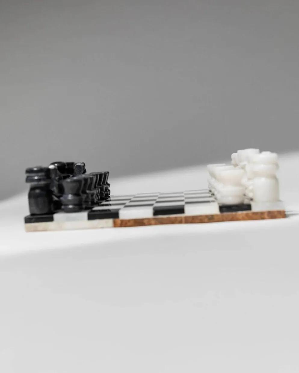 Échiquier en marbre noir et blanc vintage avec des pièces en marbre assorties, design italien des années 1960, pièce maîtresse sculpturale.