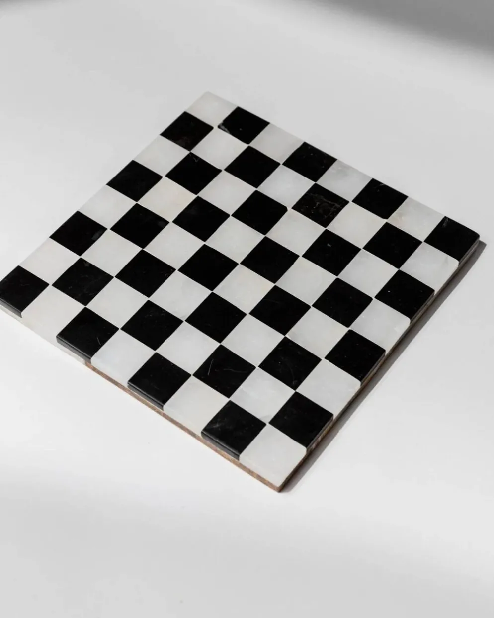Échiquier en marbre noir et blanc vintage avec des pièces en marbre assorties, design italien des années 1960, pièce maîtresse sculpturale.