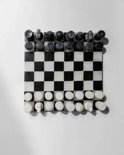 Échiquier en marbre noir et blanc vintage avec des pièces en marbre assorties, design italien des années 1960, pièce maîtresse sculpturale.