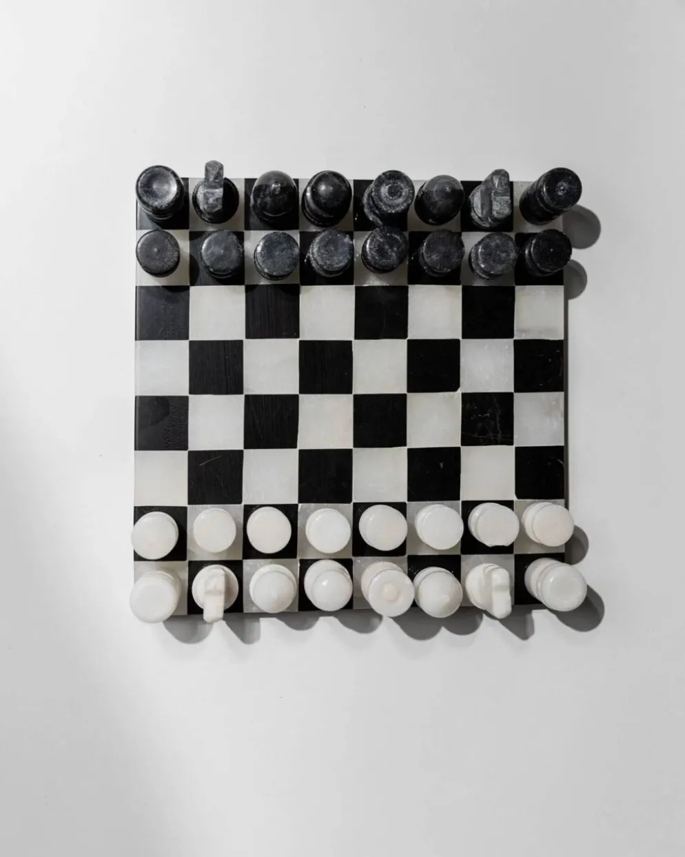 Échiquier en marbre noir et blanc vintage avec des pièces en marbre assorties, design italien des années 1960, pièce maîtresse sculpturale.