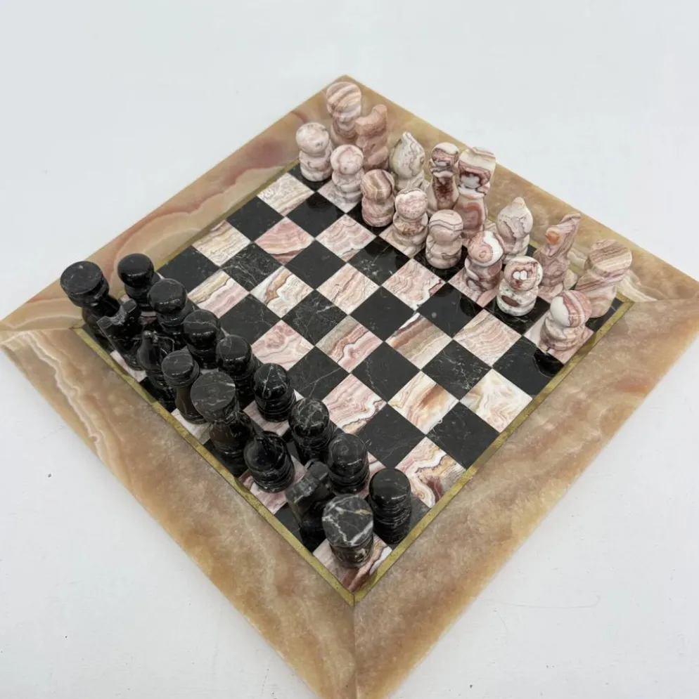 Échiquier en marbre rose et noir vintage avec des pièces en laiton, années 1970, Italie