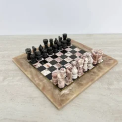 Échiquier en marbre rose et noir vintage avec des pièces en laiton, années 1970, Italie