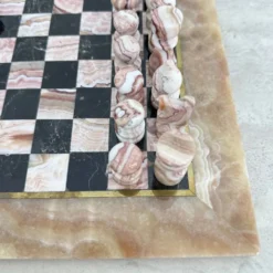 Échiquier en marbre rose et noir vintage avec des pièces en laiton, années 1970, Italie