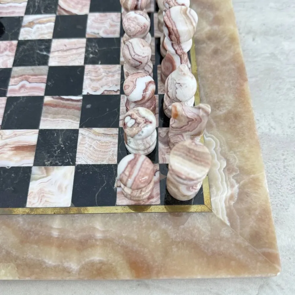 Échiquier en marbre rose et noir vintage avec des pièces en laiton, années 1970, Italie