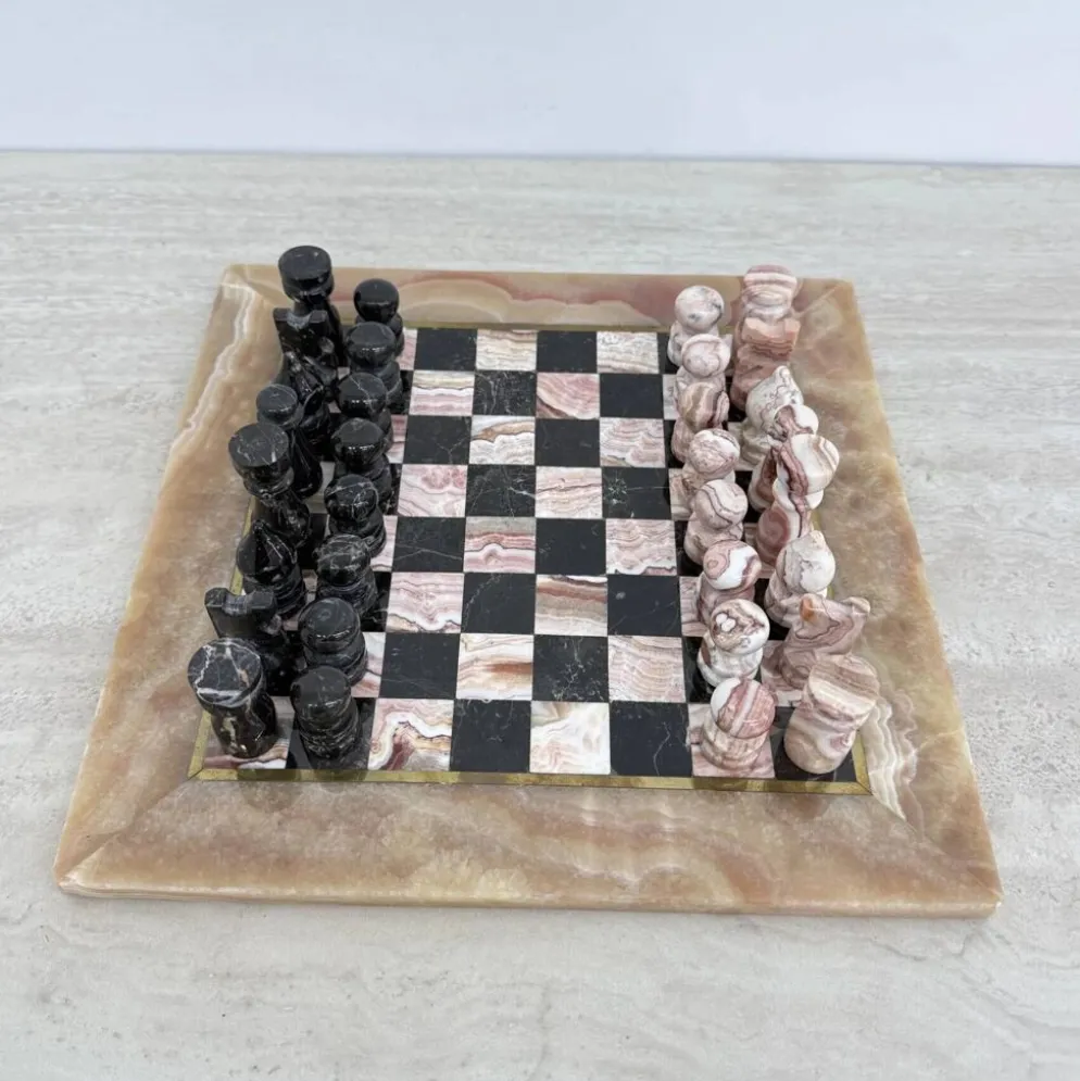 Échiquier en marbre rose et noir vintage avec des pièces en laiton, années 1970, Italie