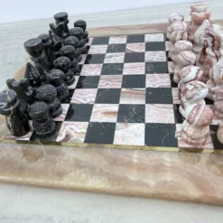 Échiquier en marbre rose et noir vintage avec des pièces en laiton, années 1970, Italie