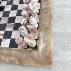 Échiquier en marbre rose et noir vintage avec des pièces en laiton, années 1970, Italie
