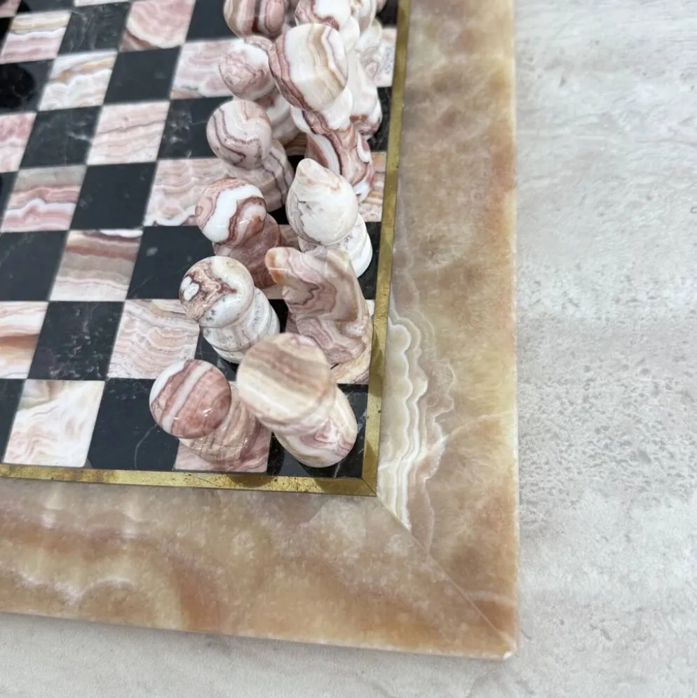 Échiquier en marbre rose et noir vintage avec des pièces en laiton, années 1970, Italie