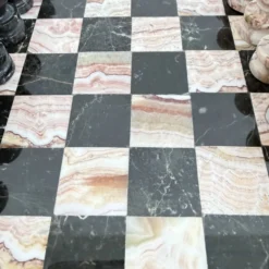 Échiquier en marbre rose et noir vintage avec des pièces en laiton, années 1970, Italie