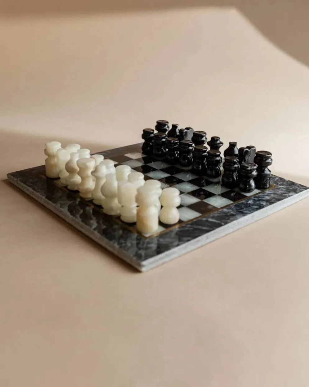 Échiquier en marbre vintage en pierre noire et crème avec des pièces sculptées à la main, italien des années 1960.