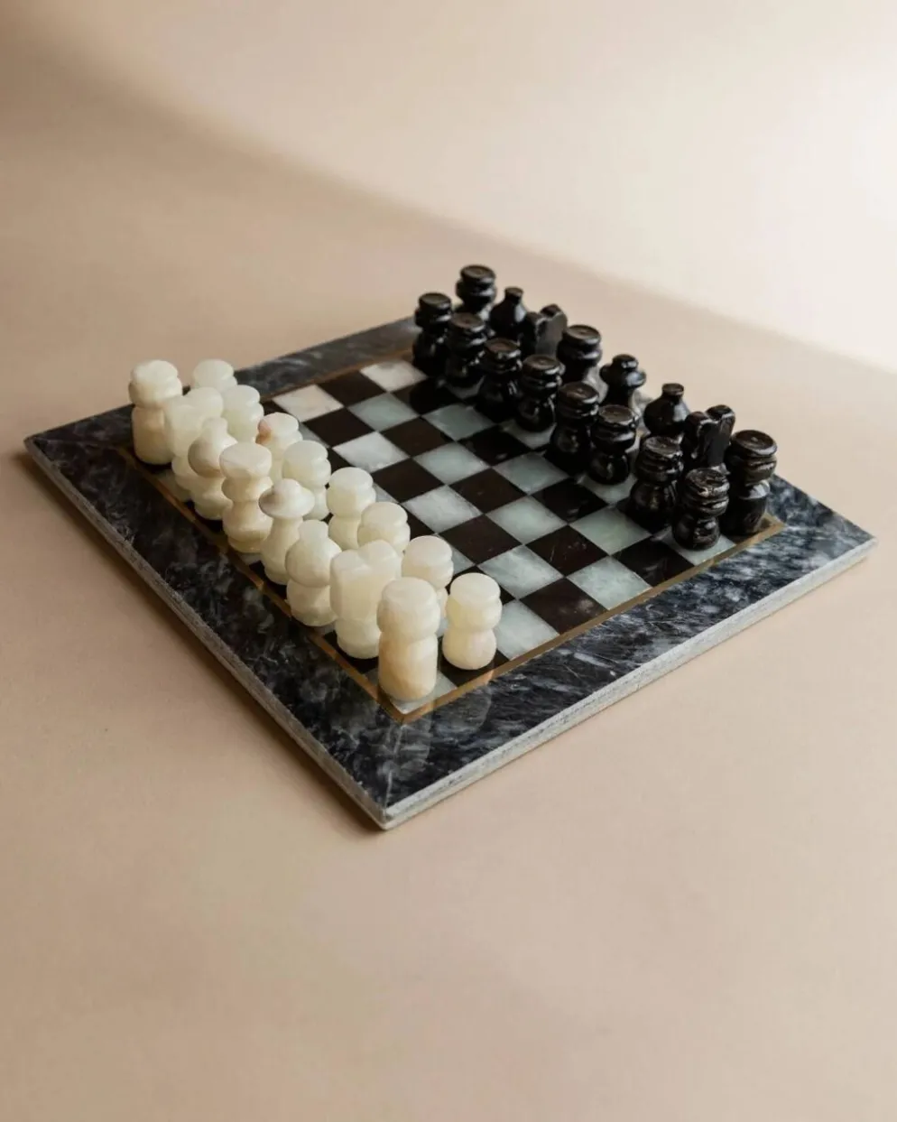 Échiquier en marbre vintage en pierre noire et crème avec des pièces sculptées à la main, italien des années 1960.