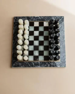 Échiquier en marbre vintage en pierre noire et crème avec des pièces sculptées à la main, italien des années 1960.