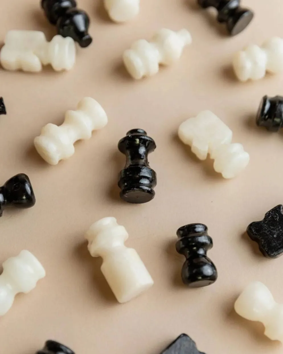 Échiquier en marbre vintage en pierre noire et crème avec des pièces sculptées à la main, italien des années 1960.