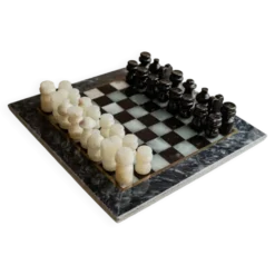Échiquier en marbre vintage en pierre noire et crème avec des pièces sculptées à la main, italien des années 1960.