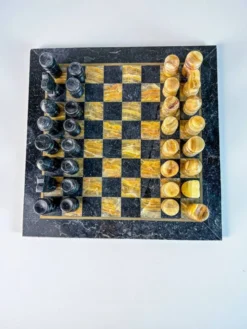 Échiquier vintage en albâtre véritable italien avec pièces sculptées, 1970