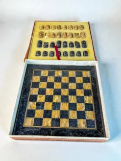 Échiquier vintage en albâtre véritable italien avec pièces sculptées, 1970