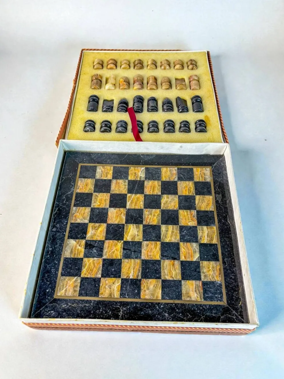 Échiquier vintage en albâtre véritable italien avec pièces sculptées, 1970