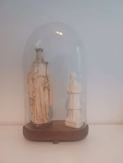 cloche en verre avec statues religieuses anciennes – Christ Roi Pier