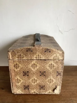 Coffre bombé en papier dominoté 19e