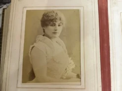 Collection de 39 photographies de cantatrices, actrices et gymnastes entre 1870 et 1880