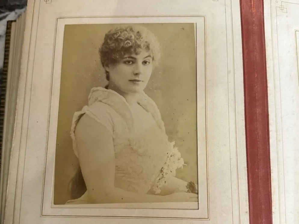 Collection de 39 photographies de cantatrices, actrices et gymnastes entre 1870 et 1880