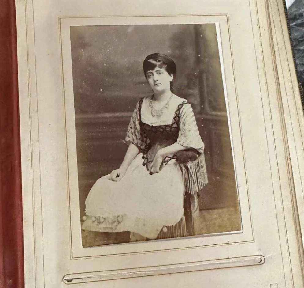 Collection de 39 photographies de cantatrices, actrices et gymnastes entre 1870 et 1880