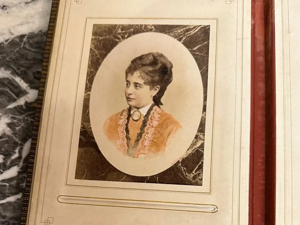 Collection de 39 photographies de cantatrices, actrices et gymnastes entre 1870 et 1880