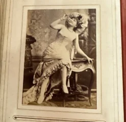 Collection de 39 photographies de cantatrices, actrices et gymnastes entre 1870 et 1880