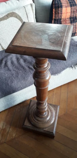 Colonne ancienne en bois