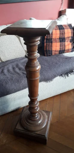 Colonne ancienne en bois