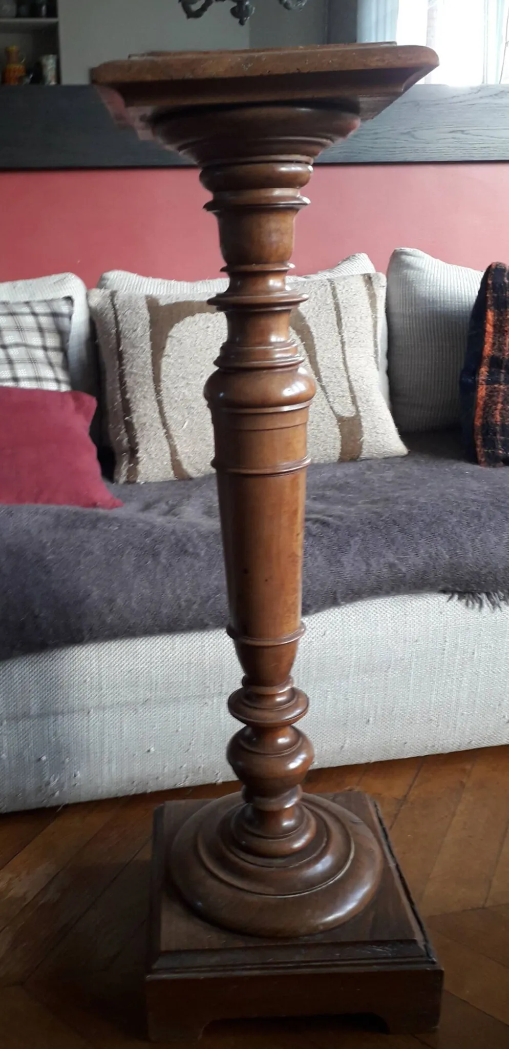 Colonne ancienne en bois