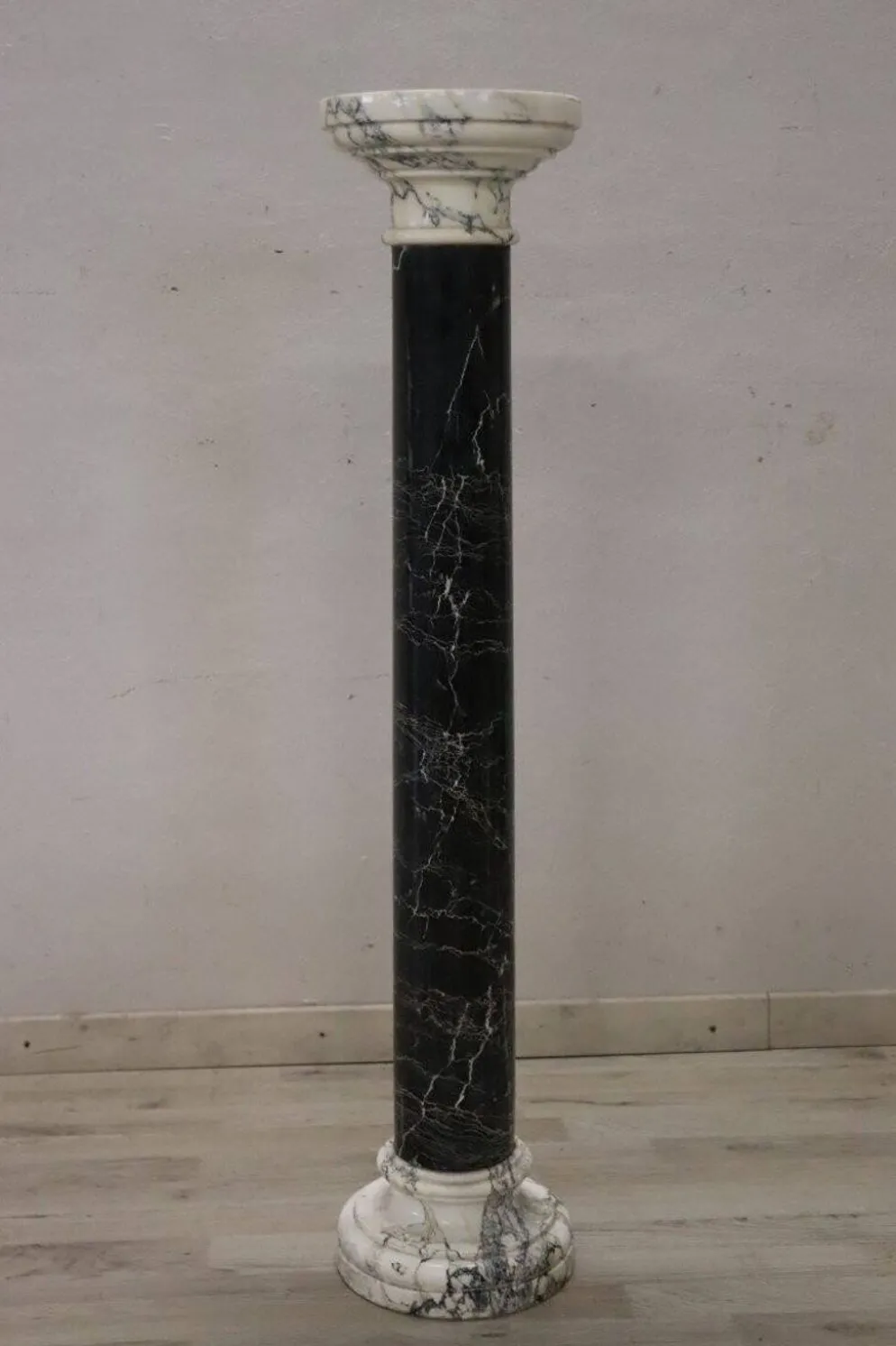 Colonne antique en marbre noir et blanc, Italie fin du 19ème siècle