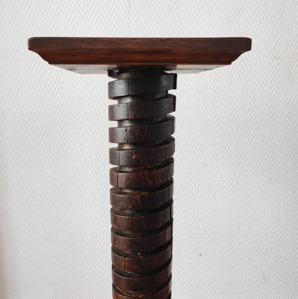 Colonne brutaliste – ancienne vis de pressoir bourguignon