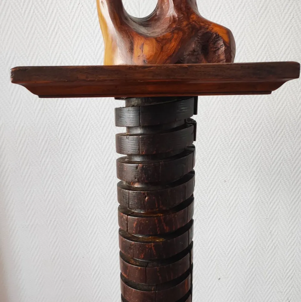 Colonne brutaliste – ancienne vis de pressoir bourguignon