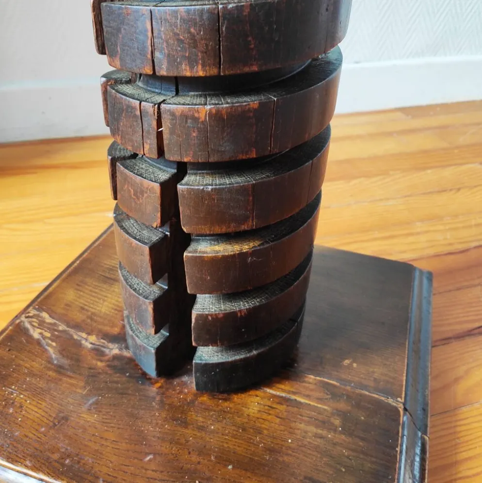 Colonne brutaliste – ancienne vis de pressoir bourguignon