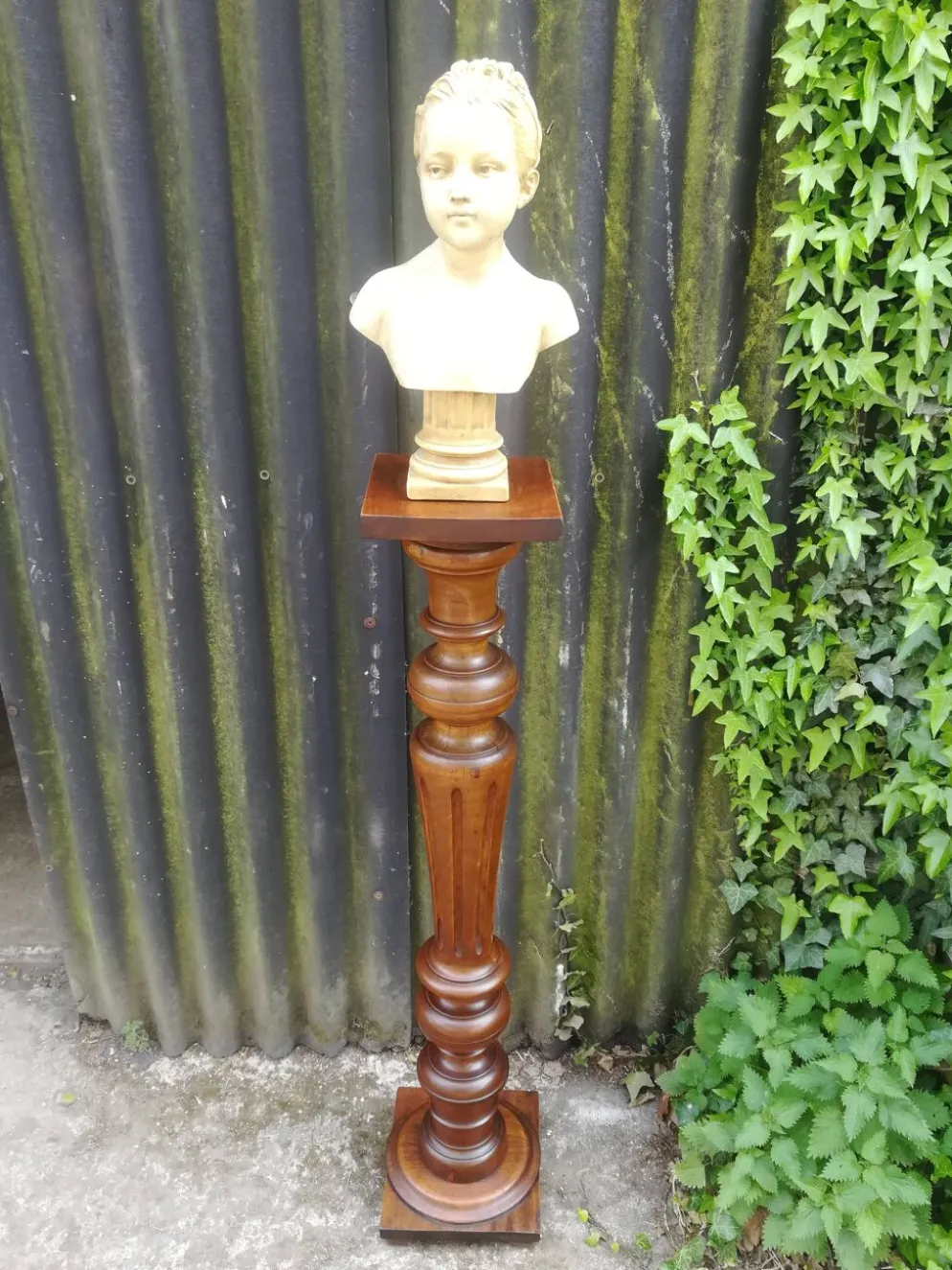Colonne cannelée en noyer