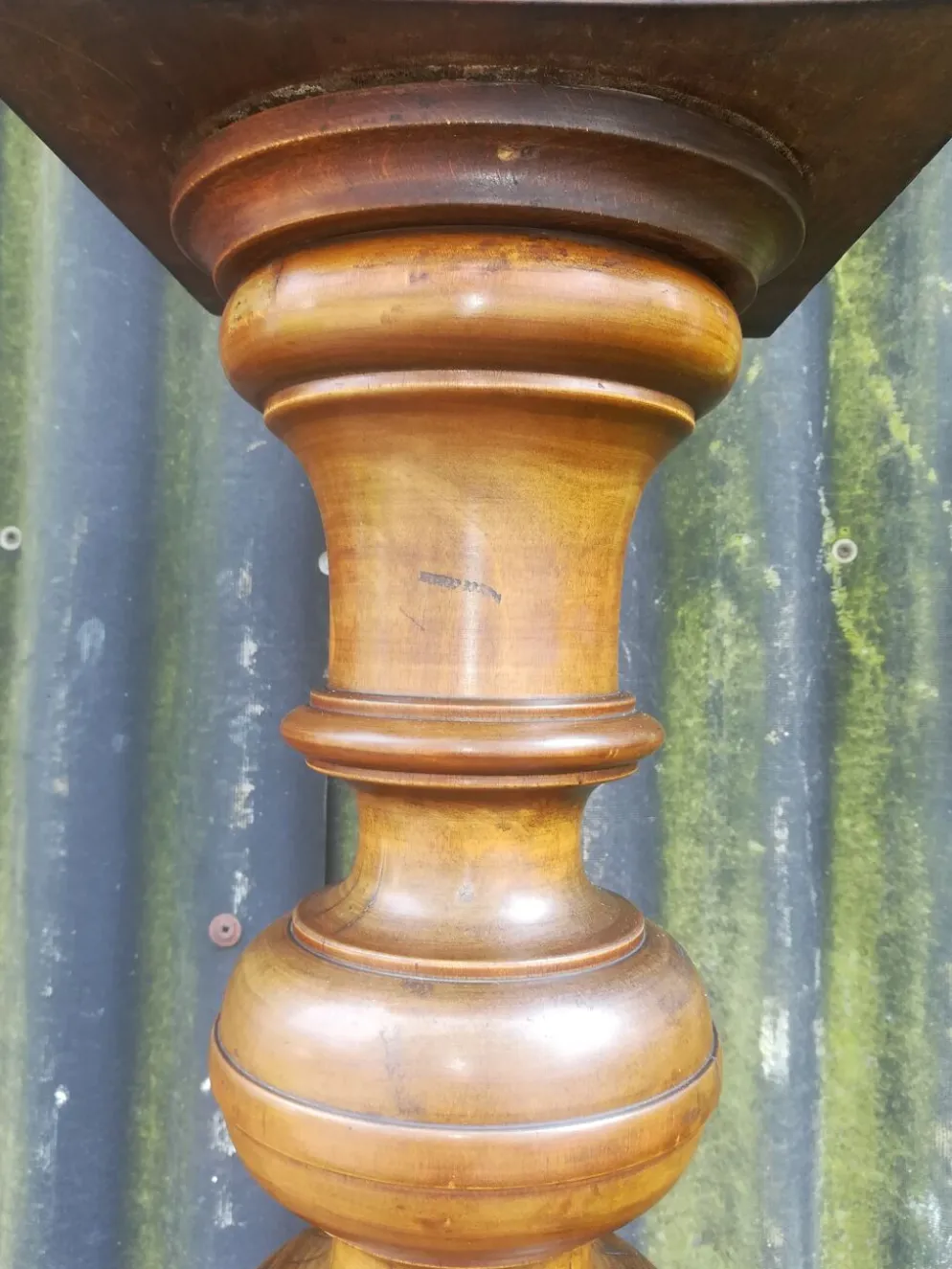 Colonne cannelée en noyer