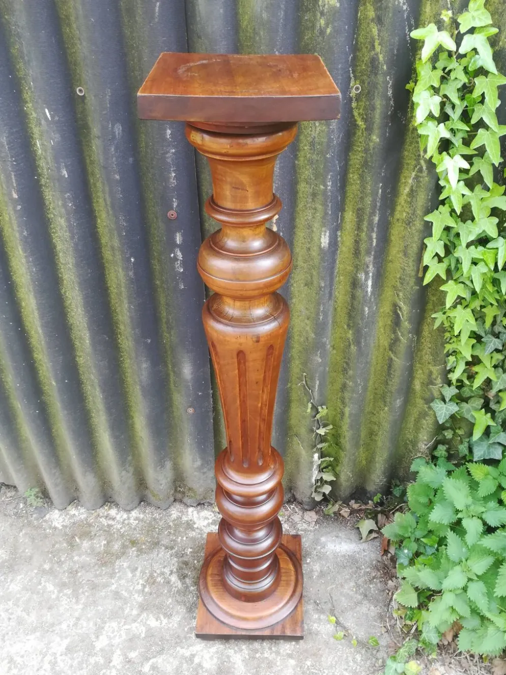 Colonne cannelée en noyer